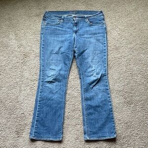 Old Navy The Flirt Mid-Rise Bootcut Jean Women’s 12 Stretch Denim Closet Staple